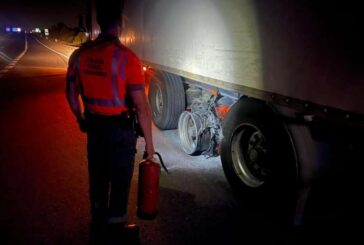Detenido un camión articulado por incendio tras sufrir un doble reventón en Navarra
