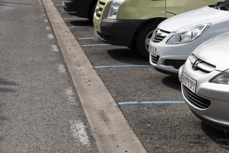 El Ayuntamiento realiza trabajos de acondicionamiento para ampliar la zona de estacionamiento regulado en Milagrosa a partir de octubre