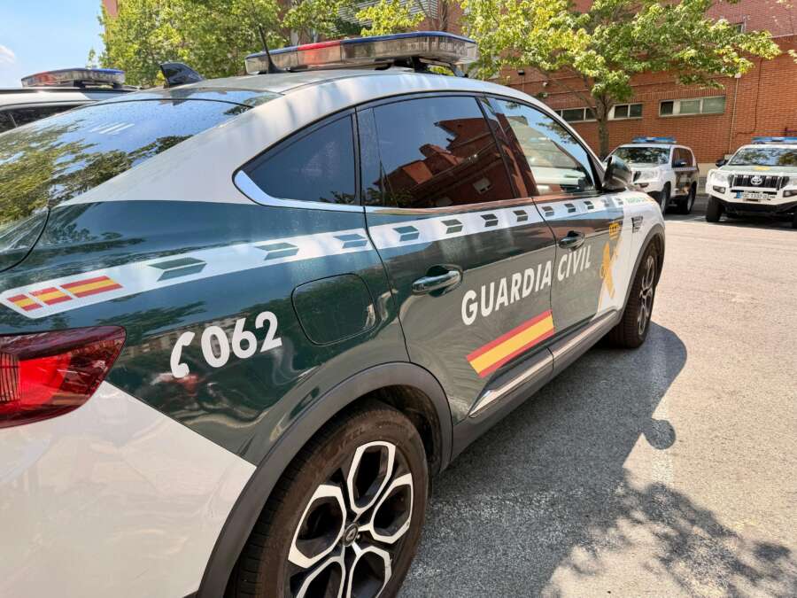 Guardia Civil auxilia a un conductor que sufría un episodio de asfixia mientras circulaba por Pamplona