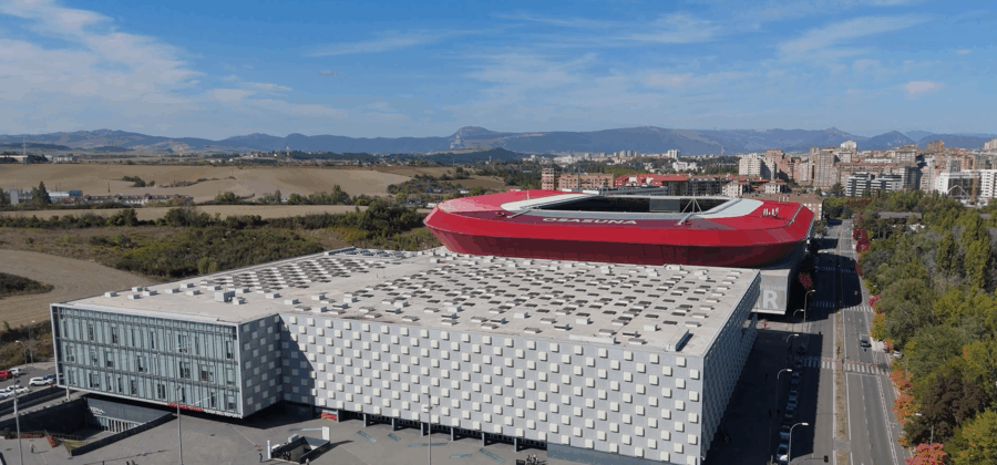 El Ayuntamiento regula 908 plazas de aparcamiento, 653 naranjas y 255 rojas, en El Sadar y Navarra Arena