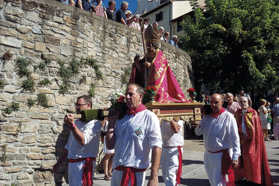 La salida de la Comparsa, el concierto de La Pamplonesa y la ezpata-dantza centran el programa municipal de San Fermín de Aldapa