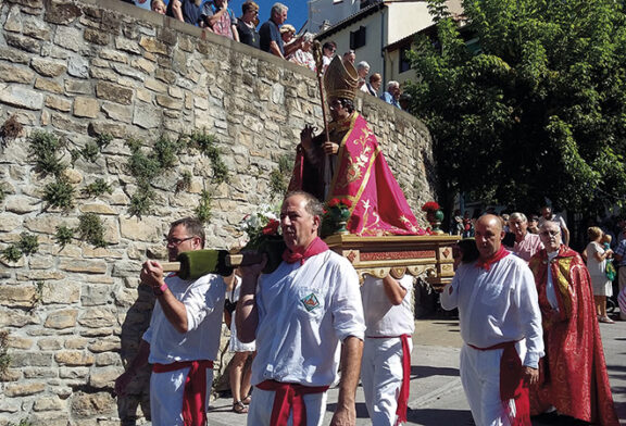 La salida de la Comparsa, el concierto de La Pamplonesa y la ezpata-dantza centran el programa municipal de San Fermín de Aldapa