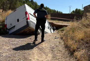 Guardia Civil auxilia en Sartaguda al conductor de una furgoneta tras hundirse el firme a su paso
