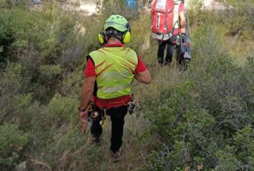 Guardia Civil auxilia a un ciclista que había sufrido un grave accidente en una zona escarpada de Aras