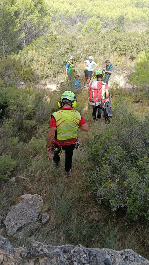 Guardia Civil auxilia a un ciclista que había sufrido un grave accidente en una zona escarpada de Aras