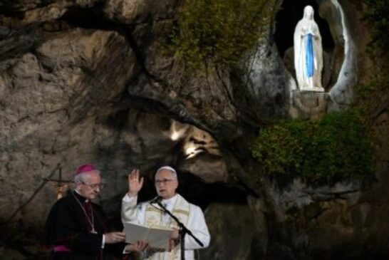 En Lourdes, el Papa encomienda Francia a la Virgen María