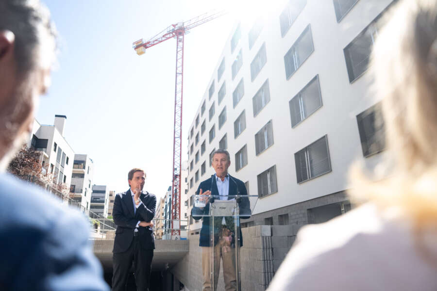 Feijóo ejemplifica en los jóvenes su plan de vivienda: tendrán hasta 26.000 euros de ayuda fiscal y necesitarán 50.000 menos para la firma en una casa de 250.000