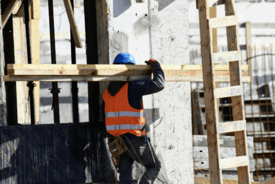 Ropa de trabajo para el invierno en Navarra: capas, lluvia y alta visibilidad