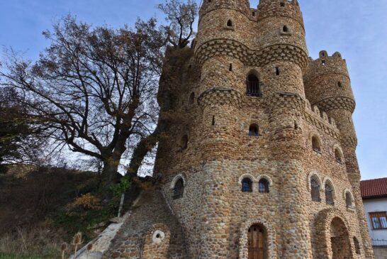 El Castillo de Burgos que un vecino construyó piedra a piedra y que recuerda a Gaudí