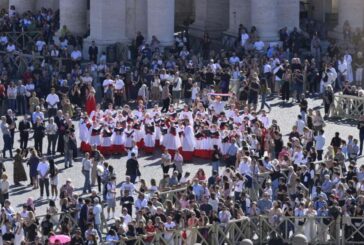 Los fieles en la plaza de San Pedro, cercanos al Papa: “rezamos por ti”