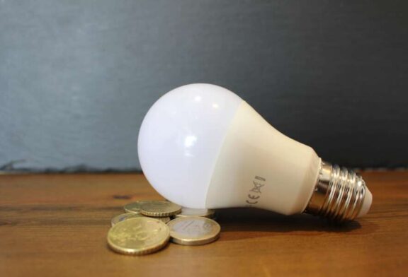 La factura de la luz de noviembre será la más cara para este mes en cuatro años: subirá un 38% pese a que los hogares consumirán menos